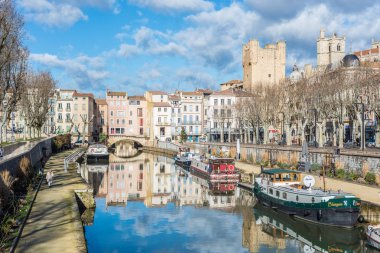 Pont des Marchands in Canal de la Robine, Narbonne in Languedoc-Roussillon-Midi-Pyrenees, Fransa