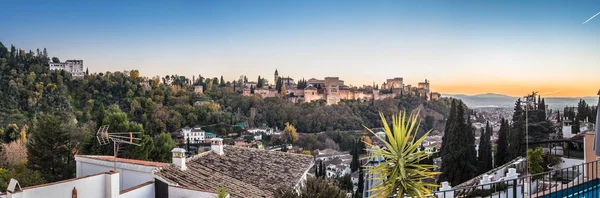 Granada, Endülüs, İspanya 'daki Sacromonte şehrinden gelen Alhambra' nın alacakaranlıkta görüntüsü.