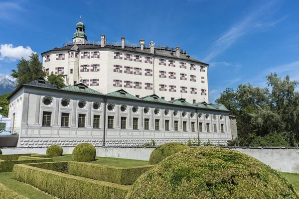 Amras Kasteel in de buurt van innsbruck, Oostenrijk. — Stockfoto