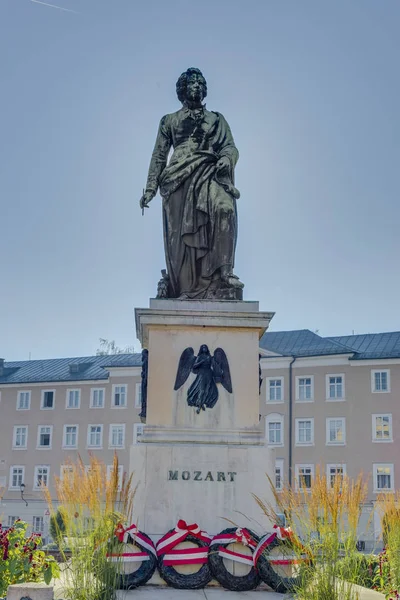 Mozart socha na náměstí Mozart (náměstí Mozartplatz) v Salcburku, Austri — Stock fotografie
