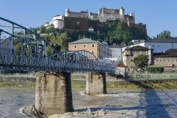 Mozart bro (Mozartsteg) og Salzach flod i Salzburg, Austri - Stock-foto