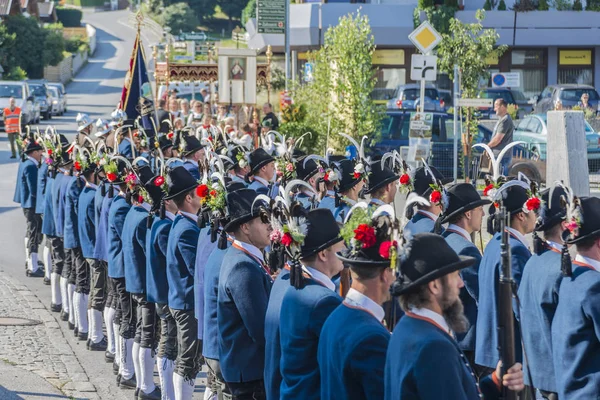 Maria himmelsfärd procession oberperfuss, Österrike. — Stockfoto