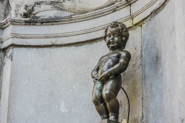 ベルギー、ブリュッセルの小便小僧を彫刻します。 — ストック写真