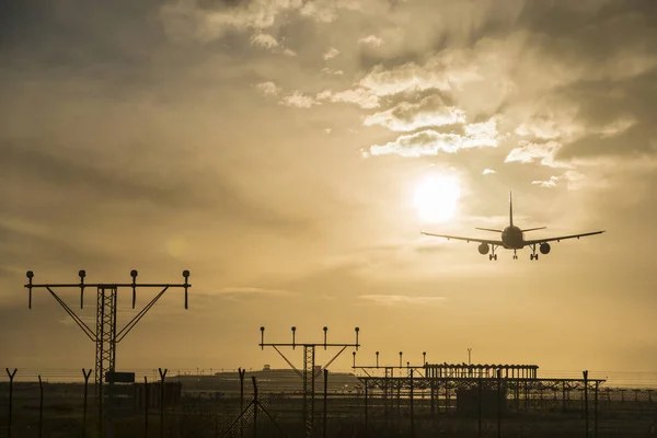 Flugzeug landet in der Dämmerung. — Stockfoto