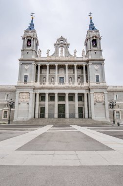 Madrid, İspanya 'daki Almudena Katedrali.