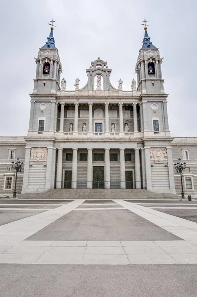 Almudena kathedraal in Madrid, Spanje. — Stockfoto