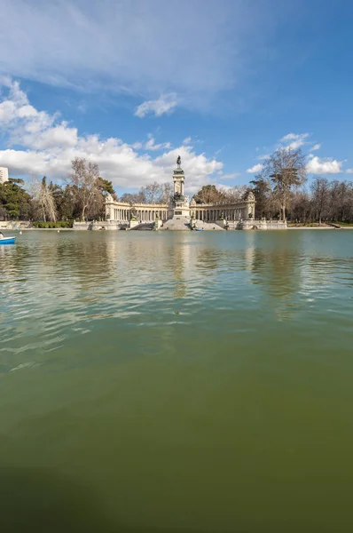 Velký rybník v parku Retiro v Madridu, Španělsko. — Stock fotografie