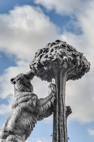 Beer en de aardbeiboom standbeeld in Madrid, Spanje. — Stockfoto