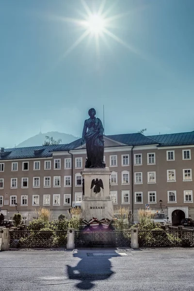 在萨尔茨堡，奥地利经济论坛的莫扎特广场 (莫扎特) 莫扎特雕像 — 图库照片