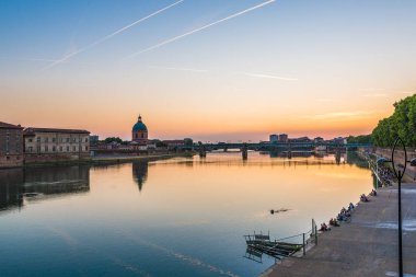 La Garonne Toulouse, Fransa 'dan geçiyor.
