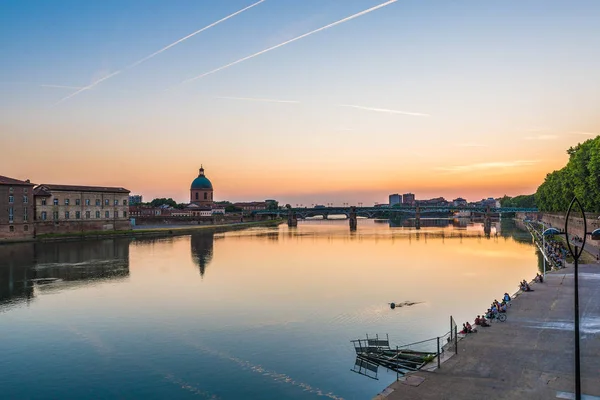 La Garonne passando por Toulouse, França — Fotografia de Stock
