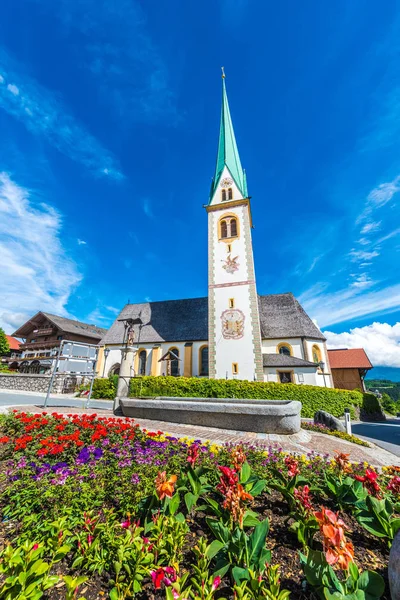 Mutters dorp in de buurt van Innsbruck, Oostenrijk — Stockfoto