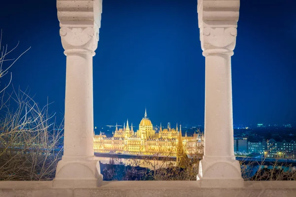 Ungerska parlamentsbyggnaden i Budapest. — Stockfoto