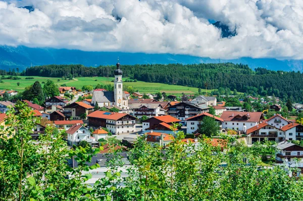 Vesnice Gotzens nedaleko Innsbrucku, Rakousko — Stock fotografie