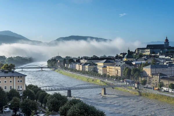 Река Зальцах на пути через Зальцбург, Австрия — стоковое фото