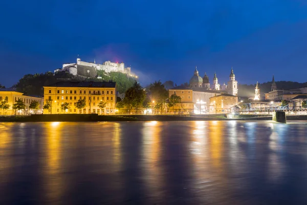 Río Salzach en camino a través de Salzburgo, Austria — Foto de Stock