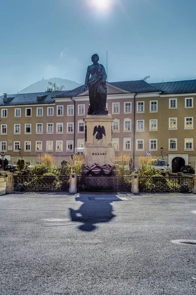在萨尔茨堡，奥地利经济论坛的莫扎特广场 (莫扎特) 莫扎特雕像 — 图库照片