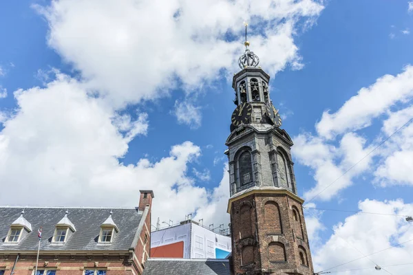 A torre Munttoren em Amsterdã, Países Baixos . — Fotografia de Stock