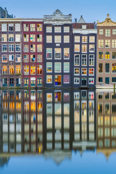 Канал Дамрак в Амстердаме, Нидерланды . — стоковое фото