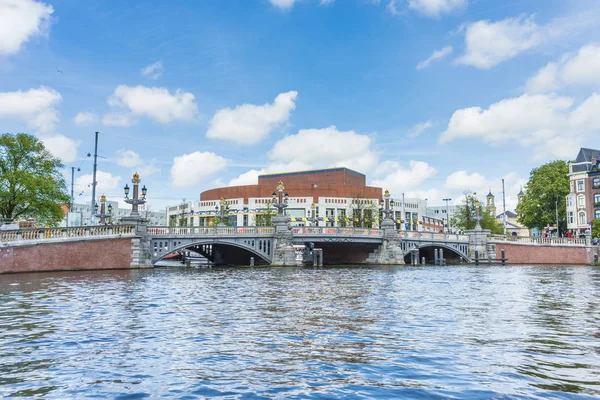 Blauwbrug (Ponte Blu) ad Amsterdam, Paesi Bassi . — Foto Stock