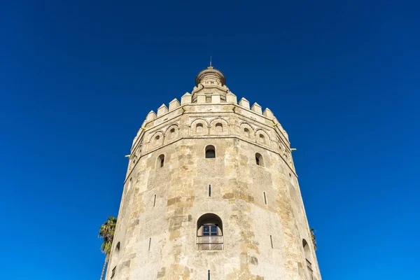 Goud toren in Sevilla, Zuid-Spanje. — Stockfoto