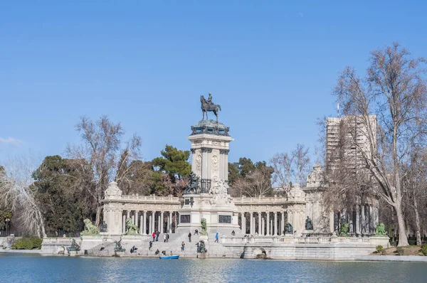 Velký rybník v parku Retiro v Madridu, Španělsko. — Stock fotografie