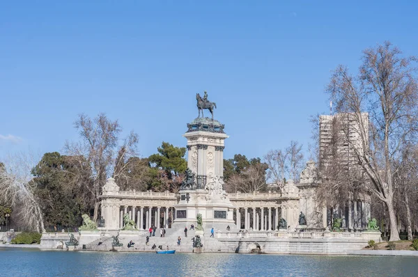 A Grande Lagoa no Parque Retiro em Madrid, Espanha . — Fotografia de Stock