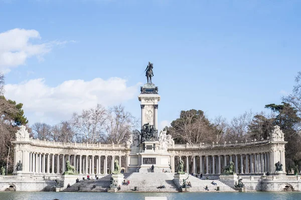 Alfonso XII heykelin Madrid Retiro Park üzerine. — Stok fotoğraf