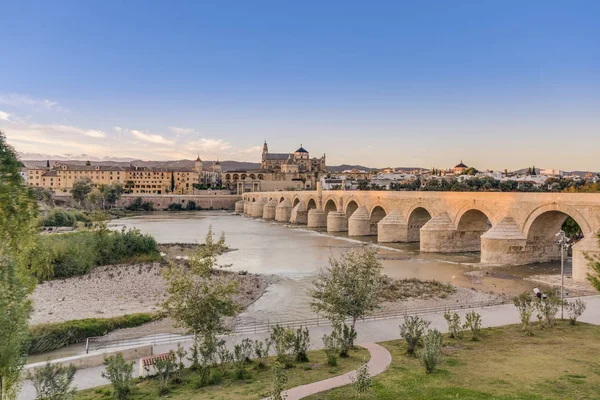 Cordoba, Andalusia, Güney İspanya Roma köprüsü. — Stok fotoğraf