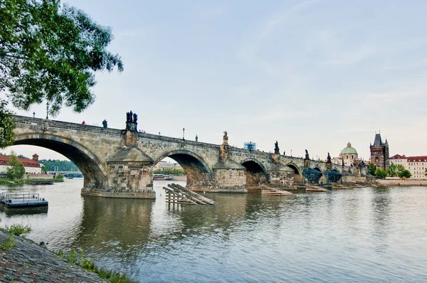 Charles Bridge crossing Vltava river. — Stock Photo, Image