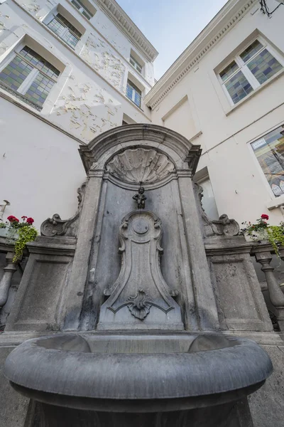 Скульптура Manneken Pis в Брюсселе, Бельгия — стоковое фото