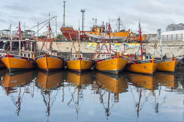 Orange fiskebåtar i mar del plata, argentina — Stockfoto