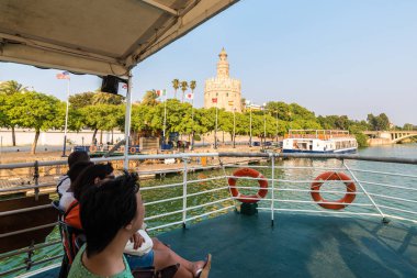 Sevilla'daki Guadalquivir'in görünümleri, Endülüs, İspanya.