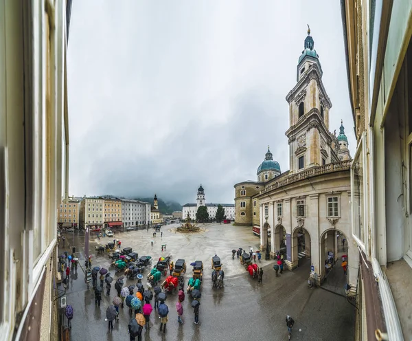 Residenzbrunnen fontein op Residenzplatz in Salzburg, Oostenrijk — Stockfoto