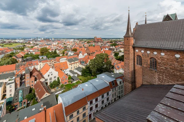 Kostel svatého Jiří se ve Wismaru v Německu. — Stock fotografie