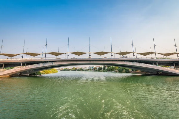 Bron över Cachorro i Sevilla, Spanien. — Stockfoto