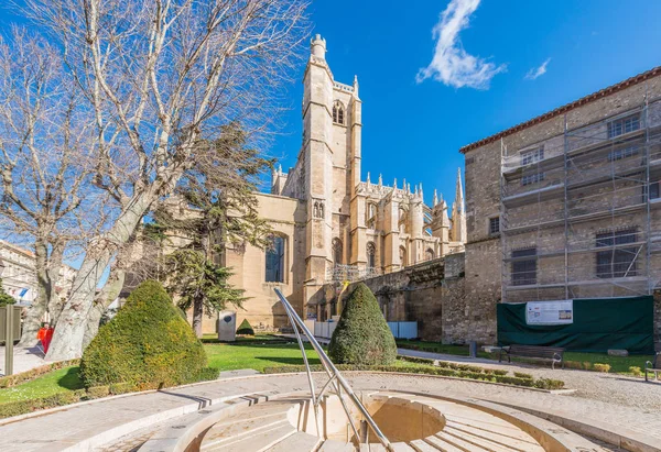 Světec jen et katedrála svatého Pasteur v Narbonne, Francie — Stock fotografie