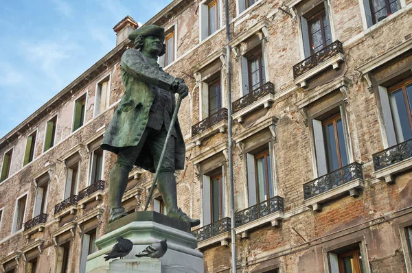 Monumento a Carlo Goldoni situato a Venezia — Foto Stock