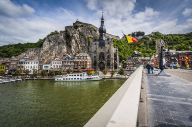 Dinant, Belçika'da Meuse nehri boyunca köprü.