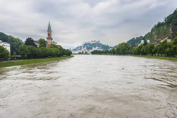 Rivière Salzach en route à travers Salzbourg, Autriche — Photo