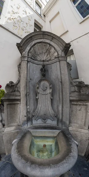 Manneken Pis escultura en Bruselas, Bélgica — Foto de Stock