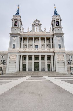 Madrid, İspanya 'daki Almudena Katedrali.