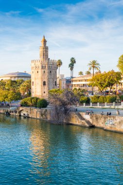 Sevilla' daki Torre del Oro kulesi, İspanya.