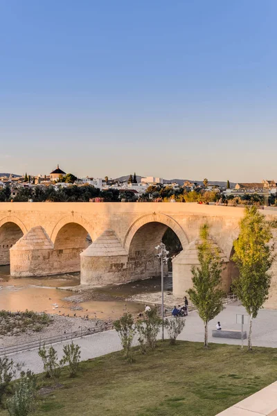 Puente romano en Córdoba, Andalucía, sur de España . — Foto de Stock