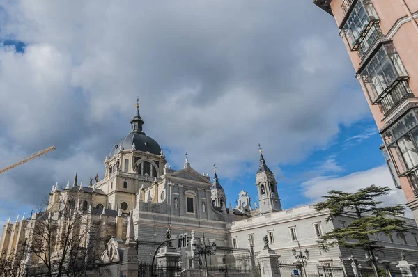 Katedralen Almudena i Madrid, Spanien. — Stockfoto