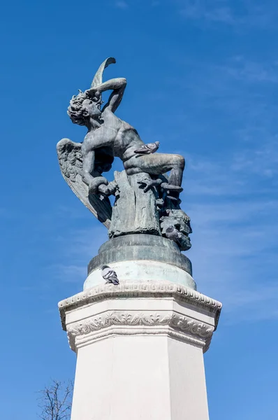 De fontein van de gevallen engel in Madrid, Spanje. — Stockfoto