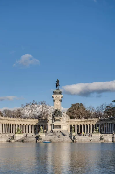 Der große weiher auf pensiro park in madrid, spanien. — Stockfoto