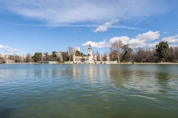 A Grande Lagoa no Parque Retiro em Madrid, Espanha . — Fotografia de Stock