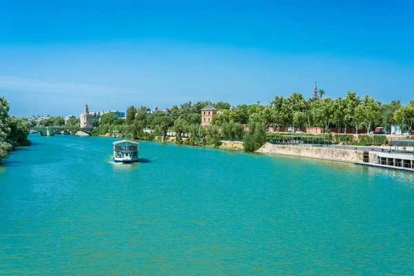 Blick auf den Guadalquivir in Sevilla, Andalusien, Spanien. — Stockfoto