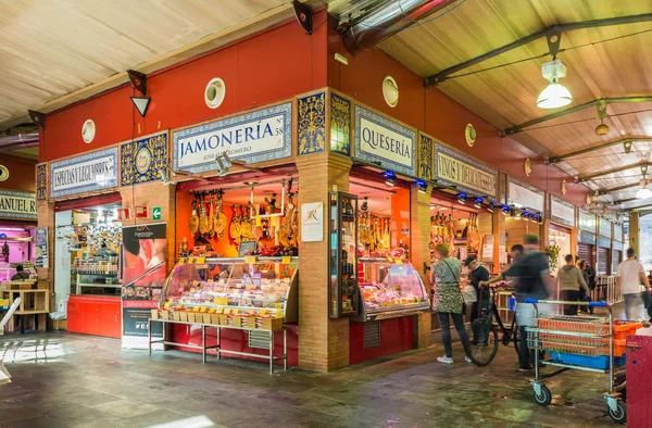 Der triana-markt auf dem altozano-platz in seville. — Stockfoto